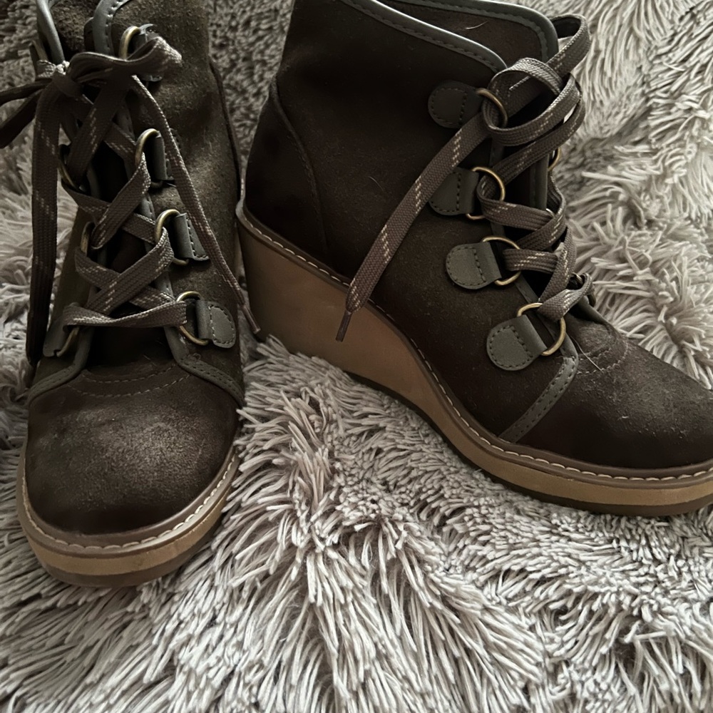 Size 7.5 Wedge, olive green felt material with laces to tie.